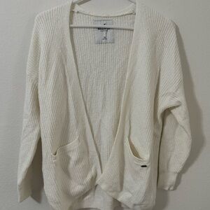 Hollister | White cardigan w/ pockets